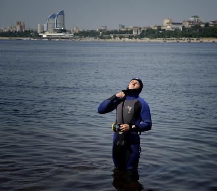 16 июня 2010. Волгоград. В предверии начала купального сезона водолазы очищают дно Волги на Центральном пляже Волгограда.