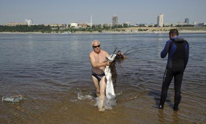 16 июня 2010. Волгоград. В предверии начала купального сезона водолазы очищают дно Волги на Центральном пляже Волгограда.