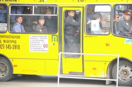 Автобус забит сотрудниками милиции, 12 сентября 2009 года, Саратов, автобус. транспорт, милиция, полиция, ГИБДД, ГАИ, участковые.