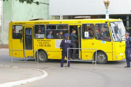 Автобус забит сотрудниками милиции, 12 сентября 2009 года, Саратов, автобус. транспорт, милиция, полиция, ГИБДД, ГАИ, участковые.