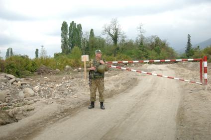 Группировка российских войск в Абхазии, август 2010 года. Граница. Пограничник. Армия. Шлагбаум. Пост.