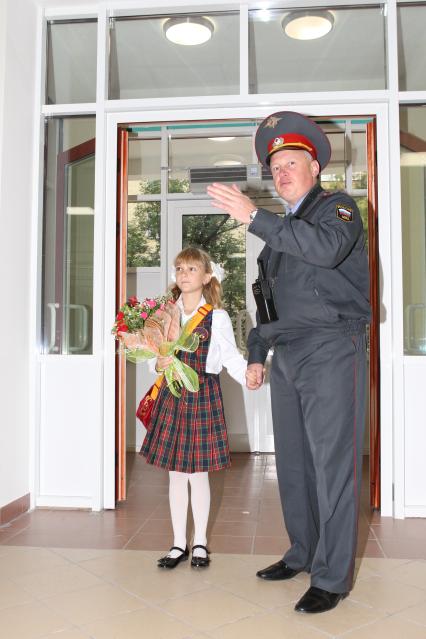 1 сентября в школе, Москва, 1 сентября 2010 года. Школа. Образование. Школьник. Ученик. Милиция. Охрана.