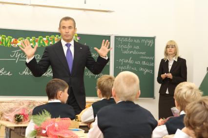 Адвокат Павел Астахов в школе, Москва, 1 сентября 2010 года. Школа. Образование. Школьник. Ученик. Право. Урок права.