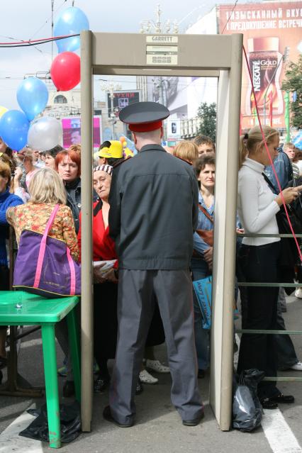2 сентября 2006 года. День города.Турникеты на Тверской улице. Милиция. Праздник. Гулянье.