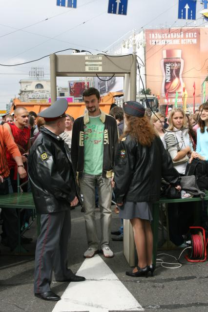 2 сентября 2006 года. День города.Турникеты на Тверской улице. Милиция. Праздник. Гулянье.