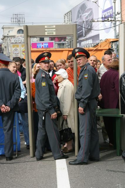 2 сентября 2006 года. День города.Турникеты на Тверской улице. Милиция. Праздник. Гулянье.