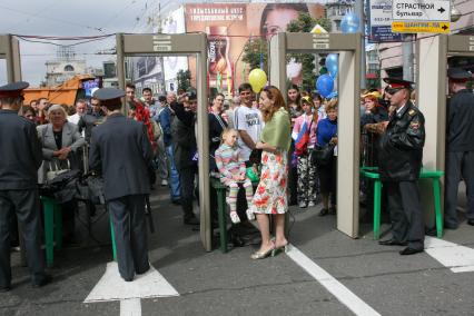 2 сентября 2006 года. День города.Турникеты на Тверской улице. Милиция. Праздник. Гулянье.
