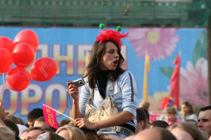 2 сентября 2006 года. День города. Тверская улица. Девушка над толпой. Праздник. Гулянье. Толпа.