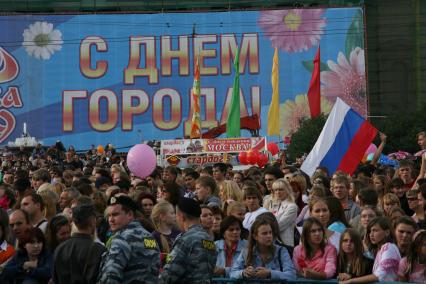 2 сентября 2006 года. День города. Праздник. Гулянье. Толпа. Милиция. ОМОН. Флаг.