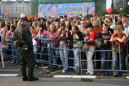 2 сентября 2006 года. День города. Праздник. Гулянье. Толпа. Милиция.