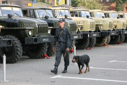 2 сентября 2006 года. День города. Милиционер с собакой. Праздник. Милиция. Грузовик. Машина. Собака. Ротвейлер.