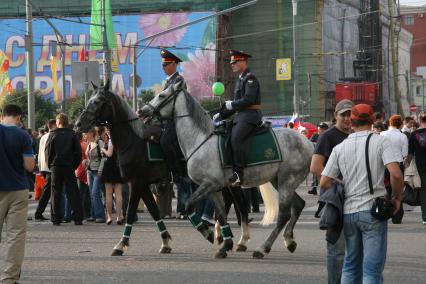 2 сентября 2006 года. День города. Конная милиция. Праздник. Гулянье. Милиционер.