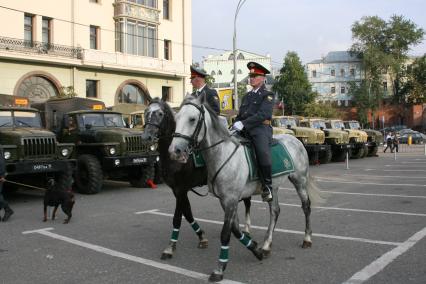 2 сентября 2006 года. День города. Конная милиция. Праздник. Милиционер. Машина. Грузовик.