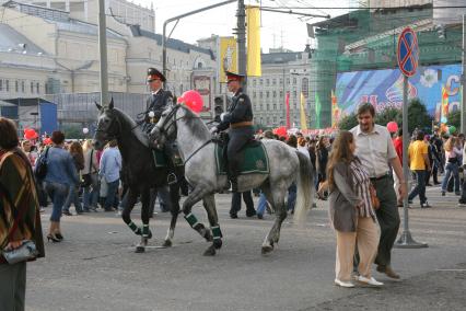 2 сентября 2006 года. День города. Конная милиция. Праздник. Гулянье. Милиционер.