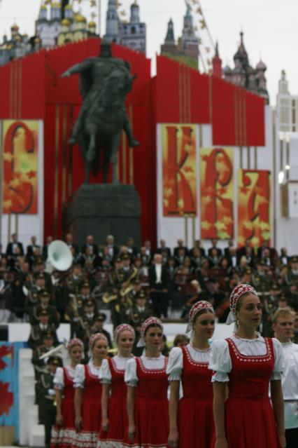2 сентября 2006 года. День города. Представление на Тверской площади. Праздник. Выступление. Памятник Юрию Долгорукому. Военный оркестр. Сарафан.