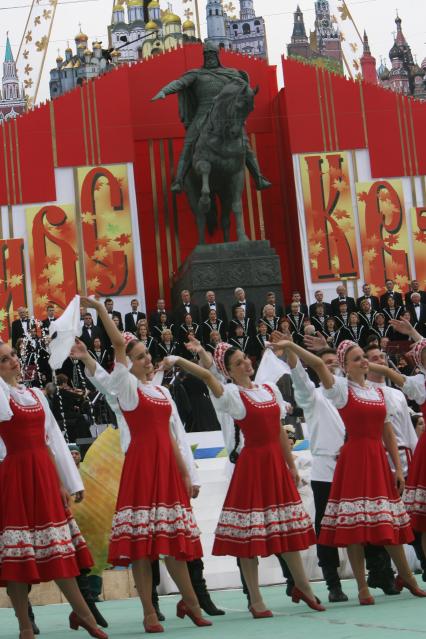 2 сентября 2006 года. День города. Представление на Тверской площади. Праздник. Выступление. Памятник Юрию Долгорукому. Военный оркестр. Сарафан.
