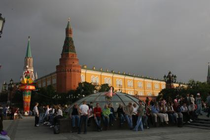 2 сентября 2006 года. День города. Отдых на Манежной площади. Праздник. Гулянье. Кремль. Манежная площадь. Народ.