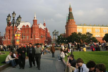 2 сентября 2006 года. День города. Отдых на Манежной площади. Праздник. Гулянье. Кремль. Манежная площадь. Народ.