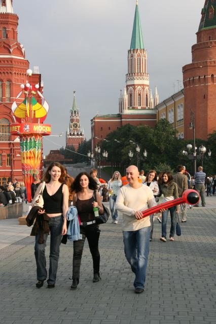 2 сентября 2006 года. День города. Отдых на Манежной площади. Праздник. Гулянье. Кремль. Манежная площадь. Народ.