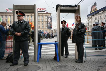 1 сентября 2007 года. День города. Турникеты на Тверской улице. Праздник. Милиция. Милиционер.