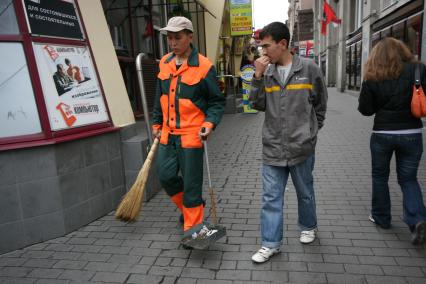 1 сентября 2007 года. День города. Уборщик. Гастарбайтер. Праздник. веник. Совок.