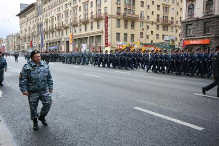1 сентября 2007 года. День города. Подразделения милиции, задействованные в обеспечении порядка. Праздник. Строй. Колонна. Милиционер. ОМОН. Тверская улица. Дом. Здание.