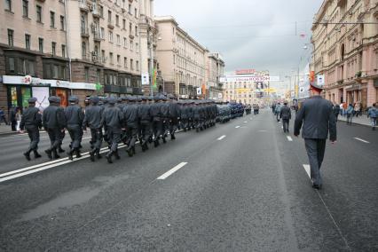 1 сентября 2007 года. День города. Подразделения милиции, задействованные в обеспечении порядка. Праздник. Строй. Колонна. Милиционер. ОМОН. Тверская улица. Дом. Здание.