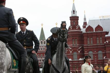 1 сентября 2007 года. День города. Конная милиция на Манежной площади. Праздник. Милиционер. Конь. Исторический музей.