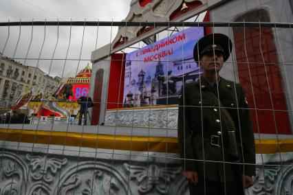 1 сентября 2007 года. День города. Боец внутренних войск на посту. Праздник. Рядовой. Внутренние войска. Пост. Ограда. Решетка.