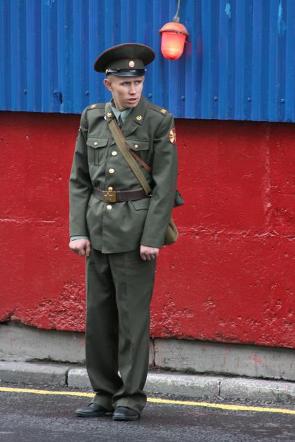 1 сентября 2007 года. День города. Боец внутренних войск на посту. Праздник. Рядовой. Внутренние войска. Пост.