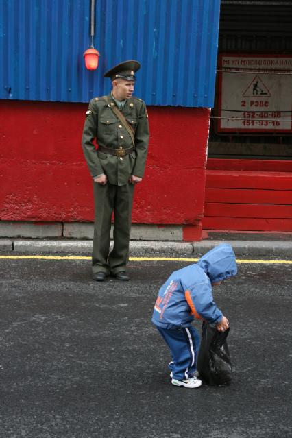1 сентября 2007 года. День города. Боец внутренних войск на посту. Праздник. Рядовой. Внутренние войска. Пост. Ребенок. Пакет.