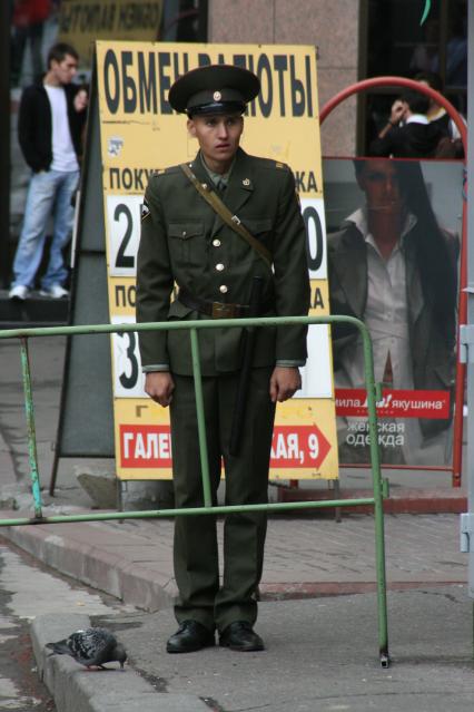 1 сентября 2007 года. День города. Боец внутренних войск на посту. Праздник. Рядовой. Внутренние войска. Пост.