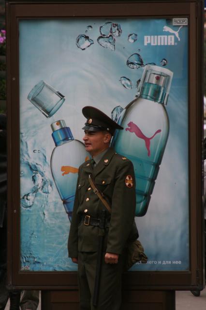 1 сентября 2007 года. День города. Боец внутренних войск на посту. Праздник. Рядовой. Внутренние войска. Пост.