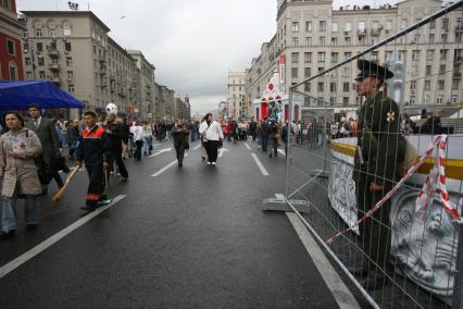 1 сентября 2007 года. День города. Боец внутренних войск на посту. Праздник. Рядовой. Внутренние войска. Пост. Ограда. Решетка. Гуляющие. Прохожие. Тверская улица. Дом. Здание.