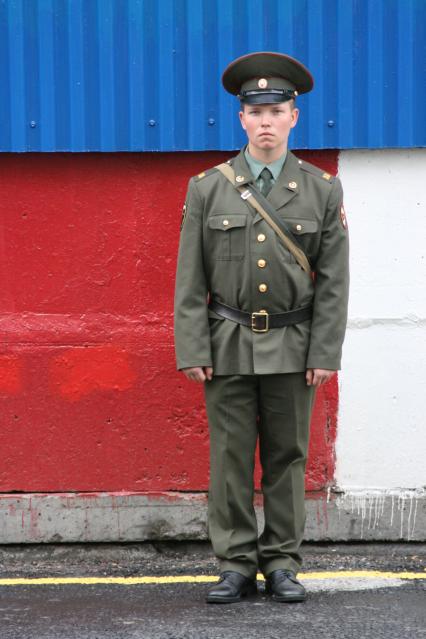 1 сентября 2007 года. День города. Боец внутренних войск на посту. Праздник. Рядовой. Внутренние войска. Пост.