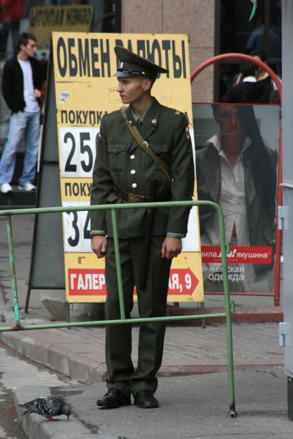 1 сентября 2007 года. День города. Боец внутренних войск на посту. Праздник. Рядовой. Внутренние войска. Пост.