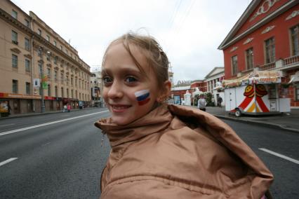 1 сентября 2007 года. День города. Девочка с триколором на щеке. Праздник. Улица. Дом. Здание.