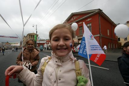 1 сентября 2007 года. День города. Девочка с триколором на щеке. Праздник. Шарик. Флажок. Улица. Дом. Здание.