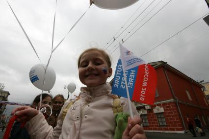 1 сентября 2007 года. День города. Девочка с триколором на щеке. Праздник. Шарик. Флажок. Улица. Дом. Здание.