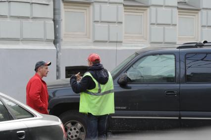 г. Москва. Паркинг, парковка, парковщик, транспорт, автомобиль, стоянка, паркование машин 02 сентября 2010год.