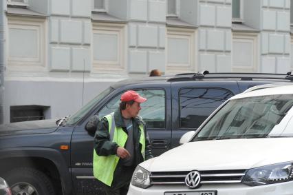 г. Москва. Паркинг, парковка, парковщик, транспорт, автомобиль, стоянка, паркование машин 02 сентября 2010год.