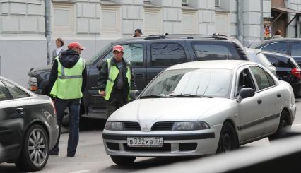 г. Москва. Паркинг, парковка, парковщик, транспорт, автомобиль, стоянка, паркование машин 02 сентября 2010год.