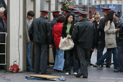 1 сентября 2007 года. День города. Турникеты на Тверской улице. Проверка содержимого сумок. Праздник. Милиция. Турникет. Милиционер. Досмотр.