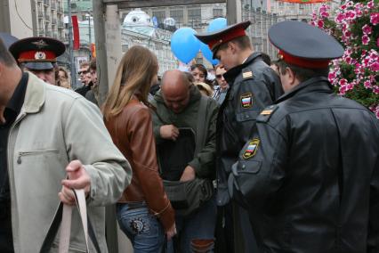 1 сентября 2007 года. День города. Турникеты на Тверской улице. Проверка содержимого сумок. Праздник. Милиция. Турникет. Милиционер. Досмотр.