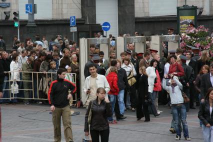 1 сентября 2007 года. День города. Турникеты на Тверской улице. Проверка содержимого сумок. Праздник. Милиция. Турникет. Милиционер. Досмотр.