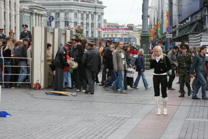 1 сентября 2007 года. День города. Турникеты на Тверской улице. Проверка содержимого сумок. Праздник. Милиция. Турникет. Милиционер. Досмотр.