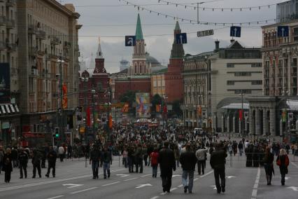 1 сентября 2007 года. День города. Гуляющие на Тверской улице. Праздник. Улица. Дом. Здание. Кремль. Народ. Толпа.