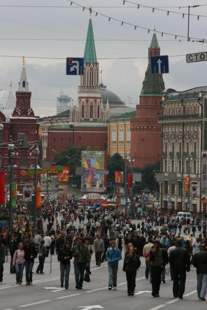 1 сентября 2007 года. День города. Гуляющие на Тверской улице. Праздник. Улица. Дом. Здание. Кремль. Народ. Толпа.