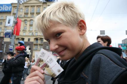 1 сентября 2007 года. День города. Мальчишка с деньгами. Праздник. Мальчик. Пацан. 100 сто рублей. Хитрость. Предвкушение.