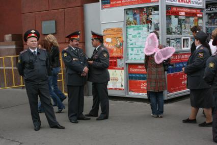 1 сентября 2007 года. День города. Милиция на Тверской улице. Праздник. Милиционер. Охрана порядка. Тверская улица.